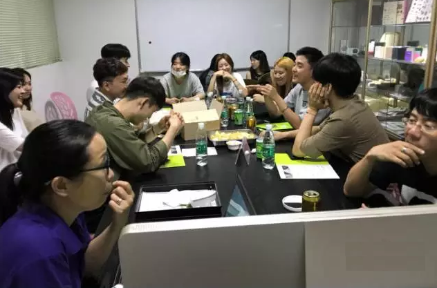 老師和同學(xué)在學(xué)習(xí)手板模型制作后，自己動(dòng)手組裝的產(chǎn)品