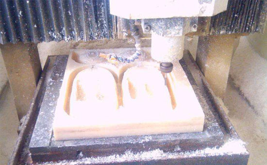 先進的手板廠擁有齊全的機器設(shè)備，圖為：機器在加工手板