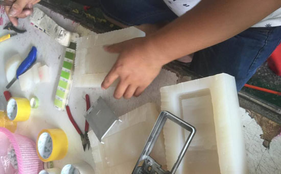 對于手工要求比較大的手板來說，人工打造更為合適